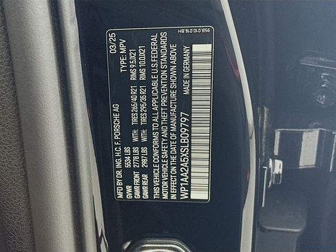 Certified 2025 Porsche Macan image 34