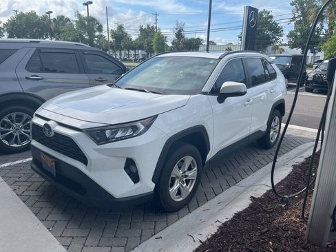 Used 2021 Toyota RAV4 XLE w/ Convenience Package FWD image 1