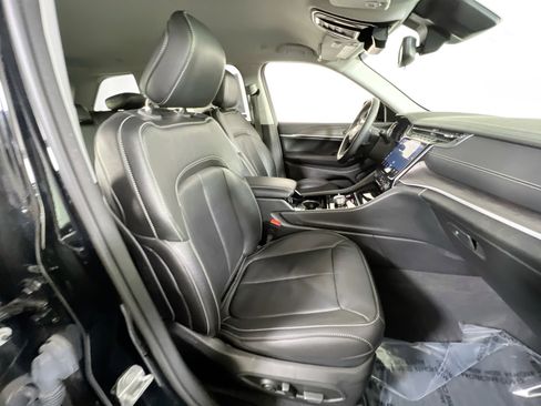 Used 2023 Jeep Grand Cherokee Limited w/ Black Appearance Package image 26