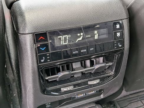 Used 2023 Jeep Grand Cherokee L Limited w/ Luxury Tech Group II AWD/4WD image 28