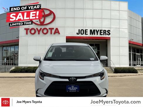 Used 2025 Toyota Corolla LE image 3