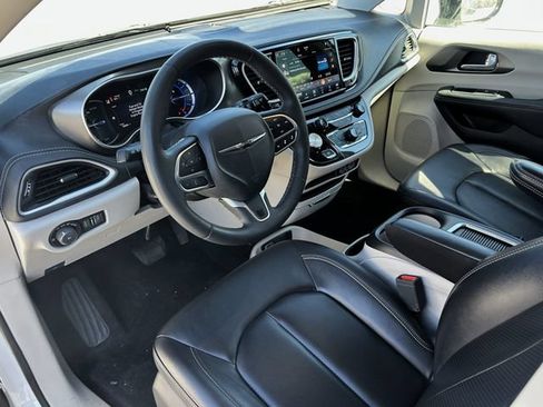 Used 2024 Chrysler Pacifica Limited FWD image 25