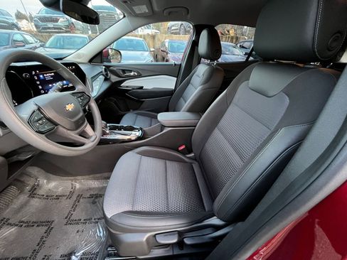 Used 2025 Chevrolet Trax LT image 27