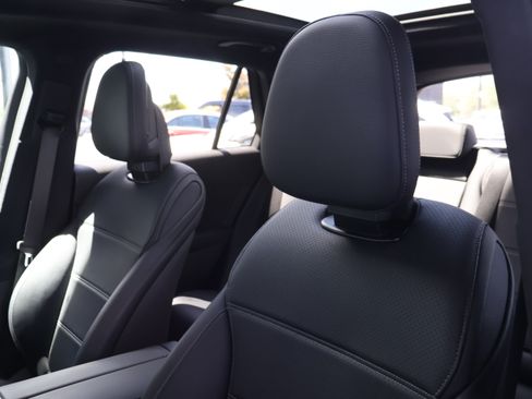 Used 2025 Mercedes-Benz GLC 300 4MATIC w/ Driver Assistance Package image 11