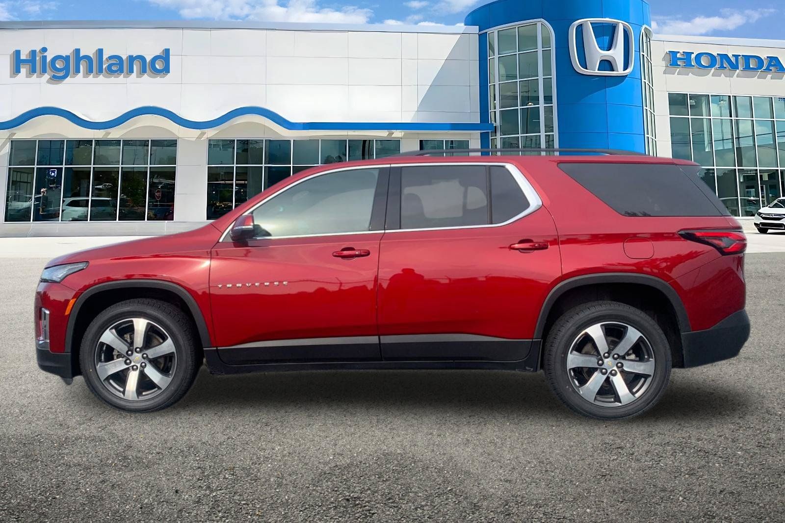 Used 2023 Chevrolet Traverse LT w/ LT Premium Package AWD/4WD image 2