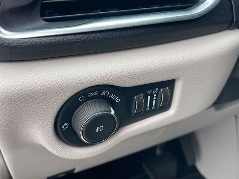 Used 2022 Chrysler Pacifica Limited FWD image 16