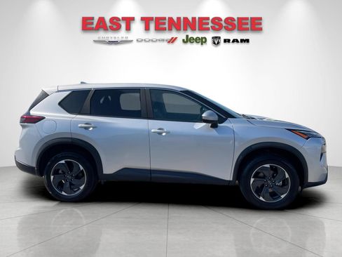 Used 2024 Nissan Rogue SV AWD/4WD image 2