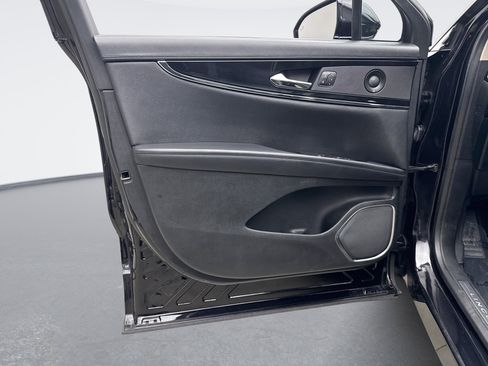 Used 2023 Lincoln Nautilus Reserve w/ Equipment Group 201A image 9