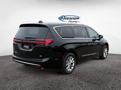 New 2027 Chrysler Pacifica Select w/ Family Tech Group AWD/4WD image 5