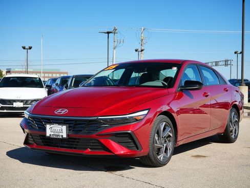 Certified 2025 Hyundai Elantra SEL image 3