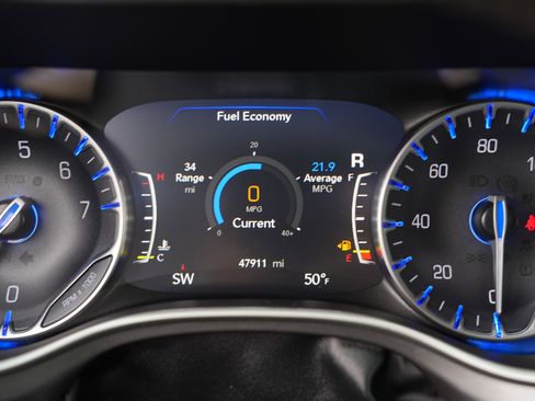 Used 2024 Chrysler Pacifica Touring-L FWD image 30