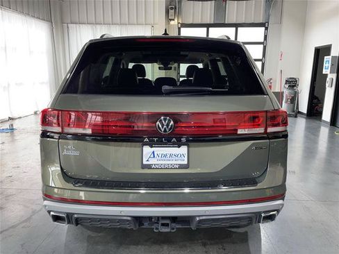 Used 2024 Volkswagen Atlas Peak Edition SEL AWD/4WD image 8