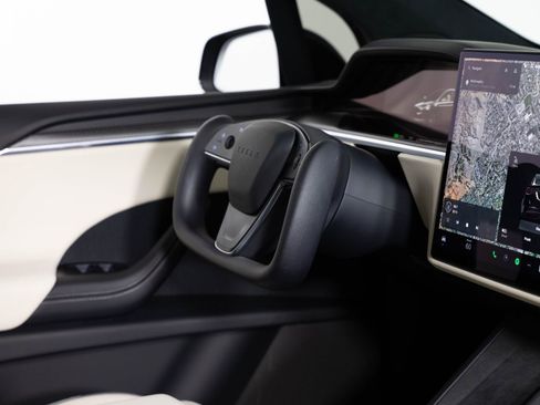 Used 2023 Tesla Model X Plaid image 29