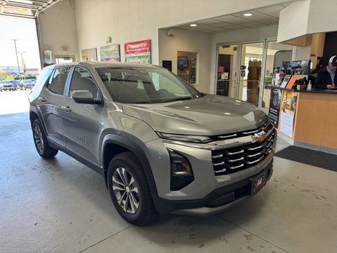 Used 2026 Chevrolet Equinox LT w/ Convenience Package II image 3