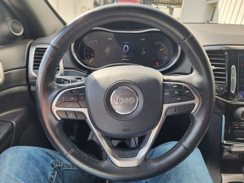 Used 2019 Jeep Grand Cherokee Laredo w/ 18" Wheel & 8.4" Radio Group image 17