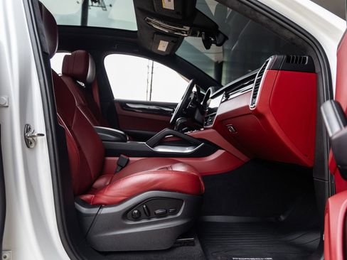 Certified 2023 Porsche Cayenne Turbo AWD/4WD image 42