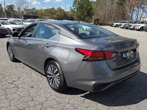 Used 2025 Nissan Altima 2.5 SV image 10