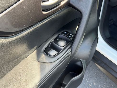 Used 2020 Nissan Rogue S FWD image 15