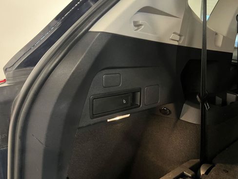 Used 2021 Volkswagen Tiguan SE FWD image 34