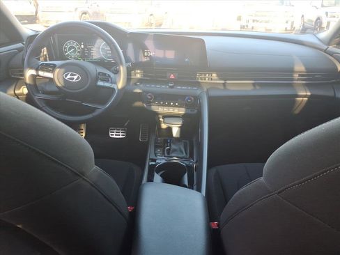 Certified 2025 Hyundai Elantra SEL image 18