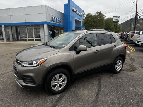 Used 2022 Chevrolet Trax LT w/ LT Convenience Package AWD/4WD image 1