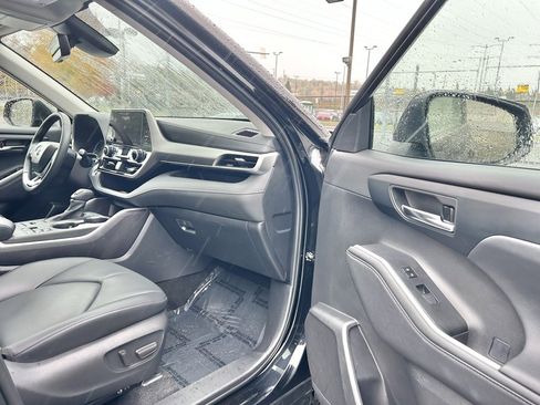 Certified 2024 Toyota Highlander XLE image 17