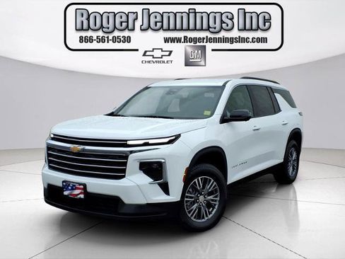 Used 2025 Chevrolet Traverse LT w/ Driver Confidence Package FWD image 1