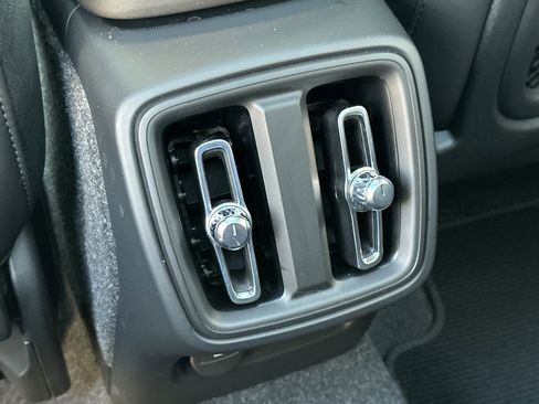 Used 2025 Volvo XC40 B5 Plus image 15