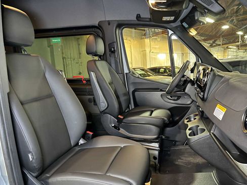 Used 2025 Mercedes-Benz Sprinter 2500 image 12