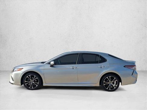 Used 2018 Toyota Camry LE image 5