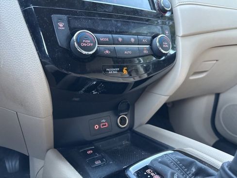 Used 2020 Nissan Rogue SV w/ Premium Package image 16