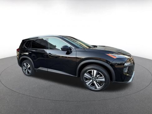 Used 2026 Nissan Rogue SL FWD image 2