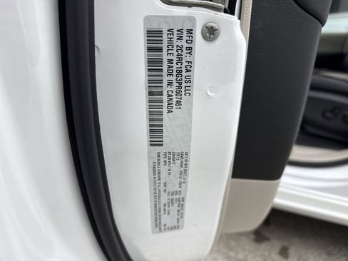 Used 2023 Chrysler Pacifica Touring-L image 47