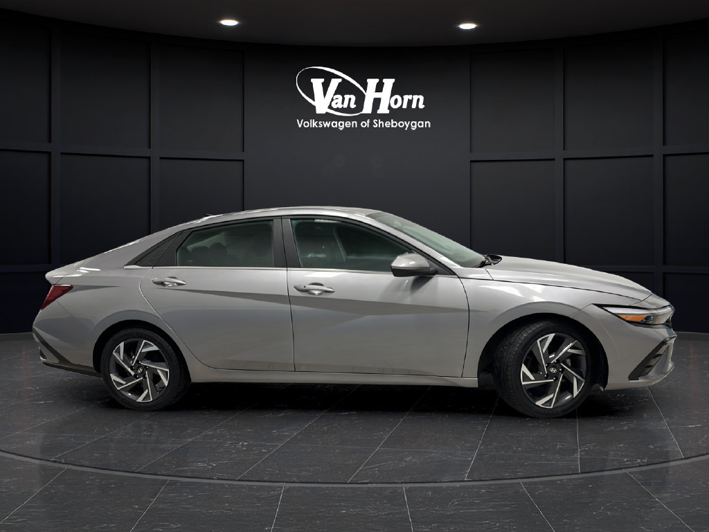 Used 2025 Hyundai Elantra SEL FWD image 8