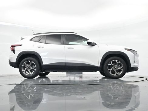 Used 2025 Chevrolet Trax LT FWD image 32