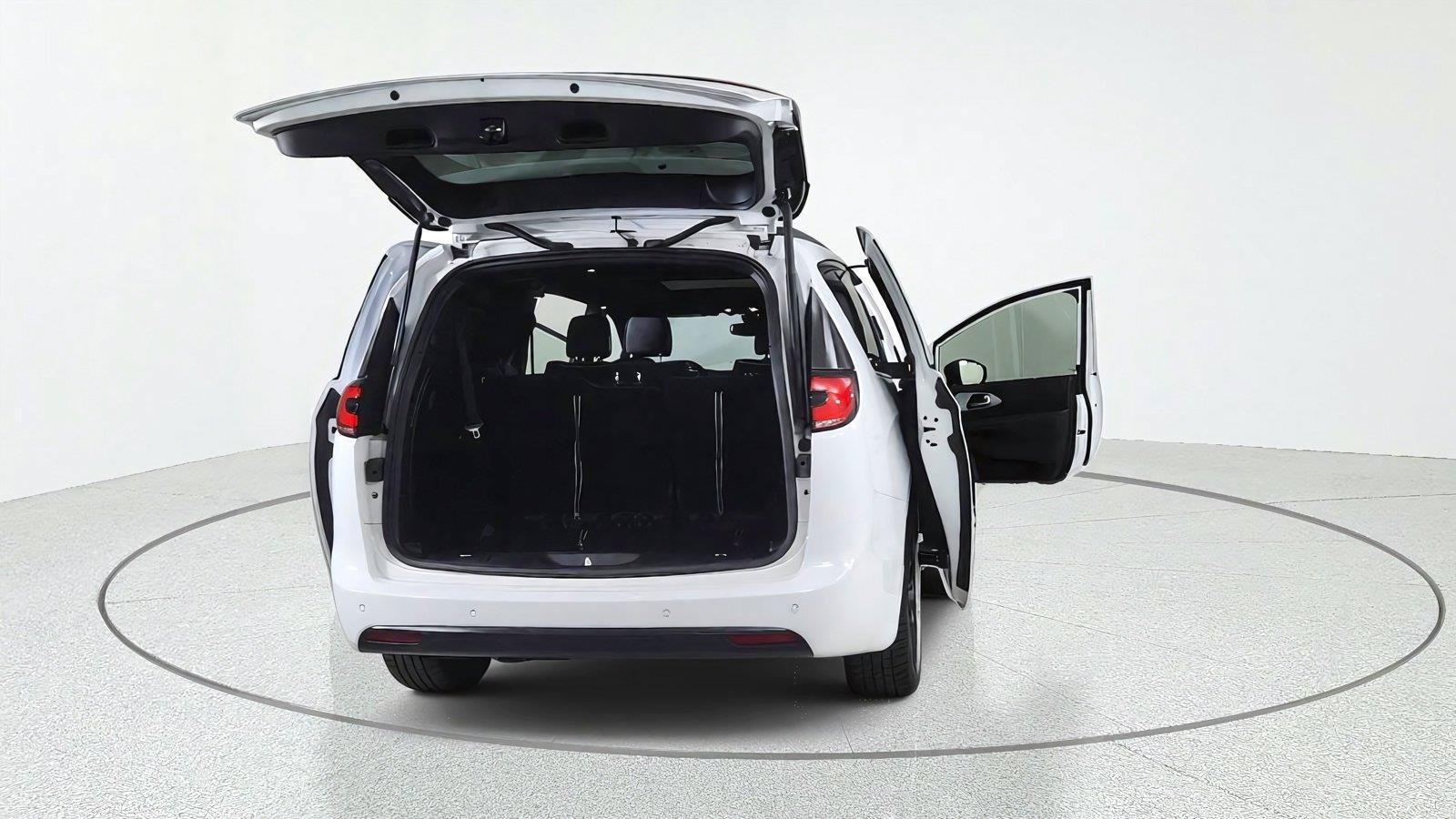 Used 2025 Chrysler Pacifica Limited FWD image 13