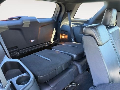 Used 2018 Ford Explorer XLT w/ Equipment Group 202A FWD image 19
