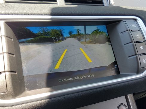 Used 2019 Land Rover Range Rover Evoque SE image 26