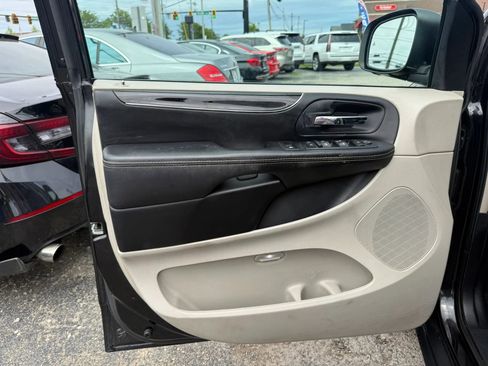 Used 2014 Chrysler Town & Country Touring-L FWD image 9