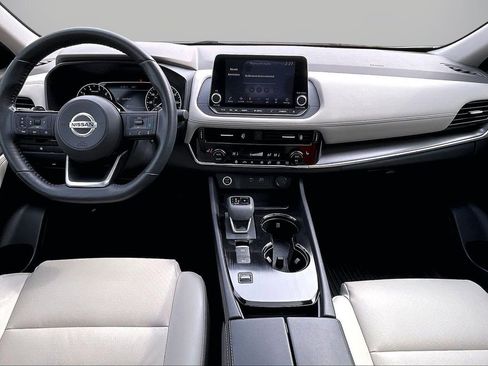 Used 2021 Nissan Rogue SV w/ Premium Package image 15