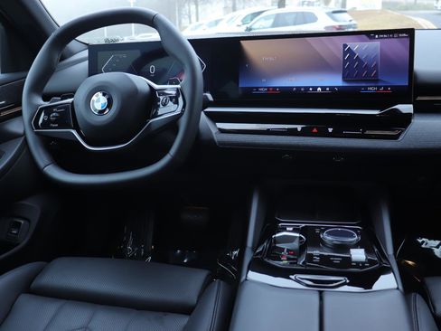 Certified 2025 BMW 530i image 25