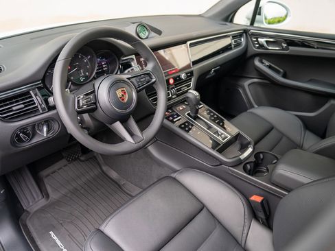 Certified 2025 Porsche Macan image 4