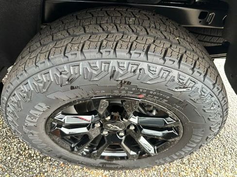 New 2025 Chevrolet Colorado Z71 w/ Midnight Edition image 16