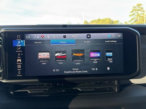 Used 2025 Jeep Gladiator Sport image 16