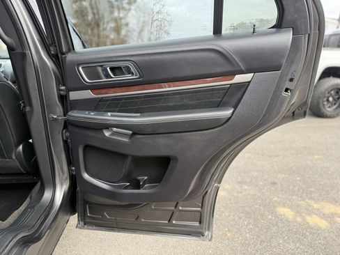 Used 2018 Ford Explorer Platinum image 26