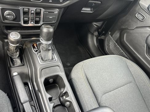 Used 2025 Jeep Gladiator Sport AWD/4WD image 20
