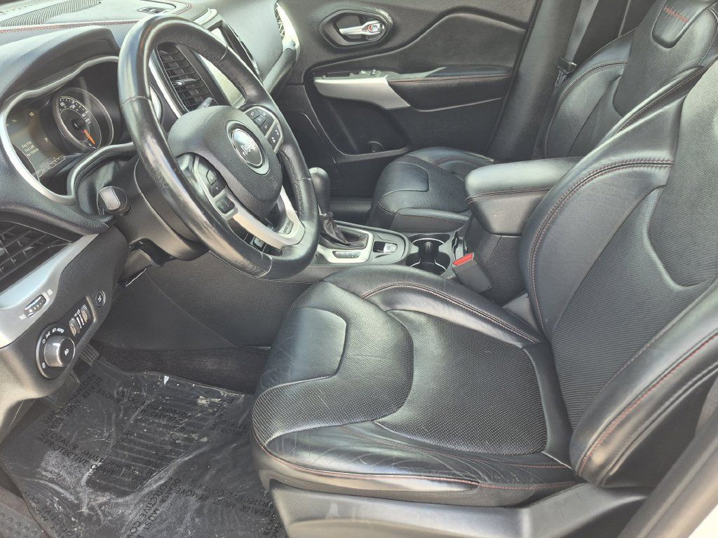 Used 2017 Jeep Cherokee Trailhawk AWD/4WD image 8