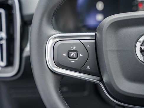 Certified 2025 Volvo XC40 B5 Ultra w/ Climate Package image 29