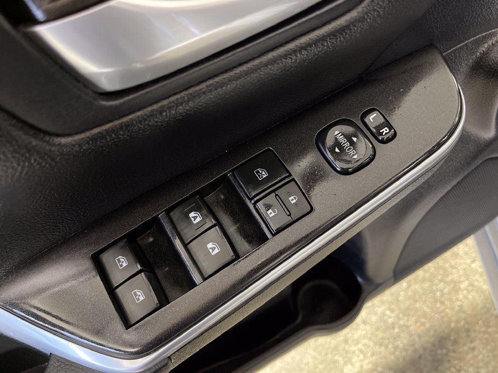Used 2015 Toyota Camry SE FWD image 16