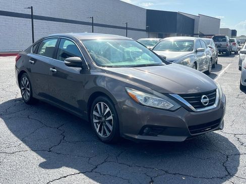 Used 2017 Nissan Altima 2.5 SL w/ Moonroof Package FWD image 4